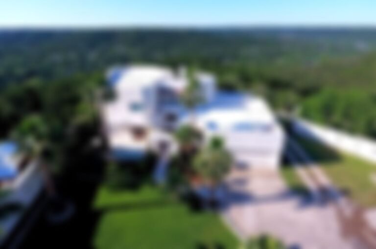 Main house has 4 bedrooms and 5 bathrooms.