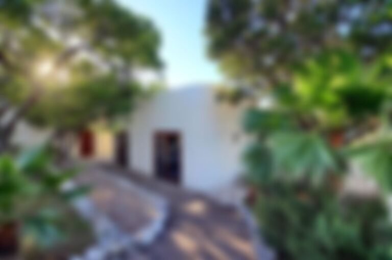 Plenty of room to house band mates, crew, family and friends in the 2 bedroom, 1 bath guest house.